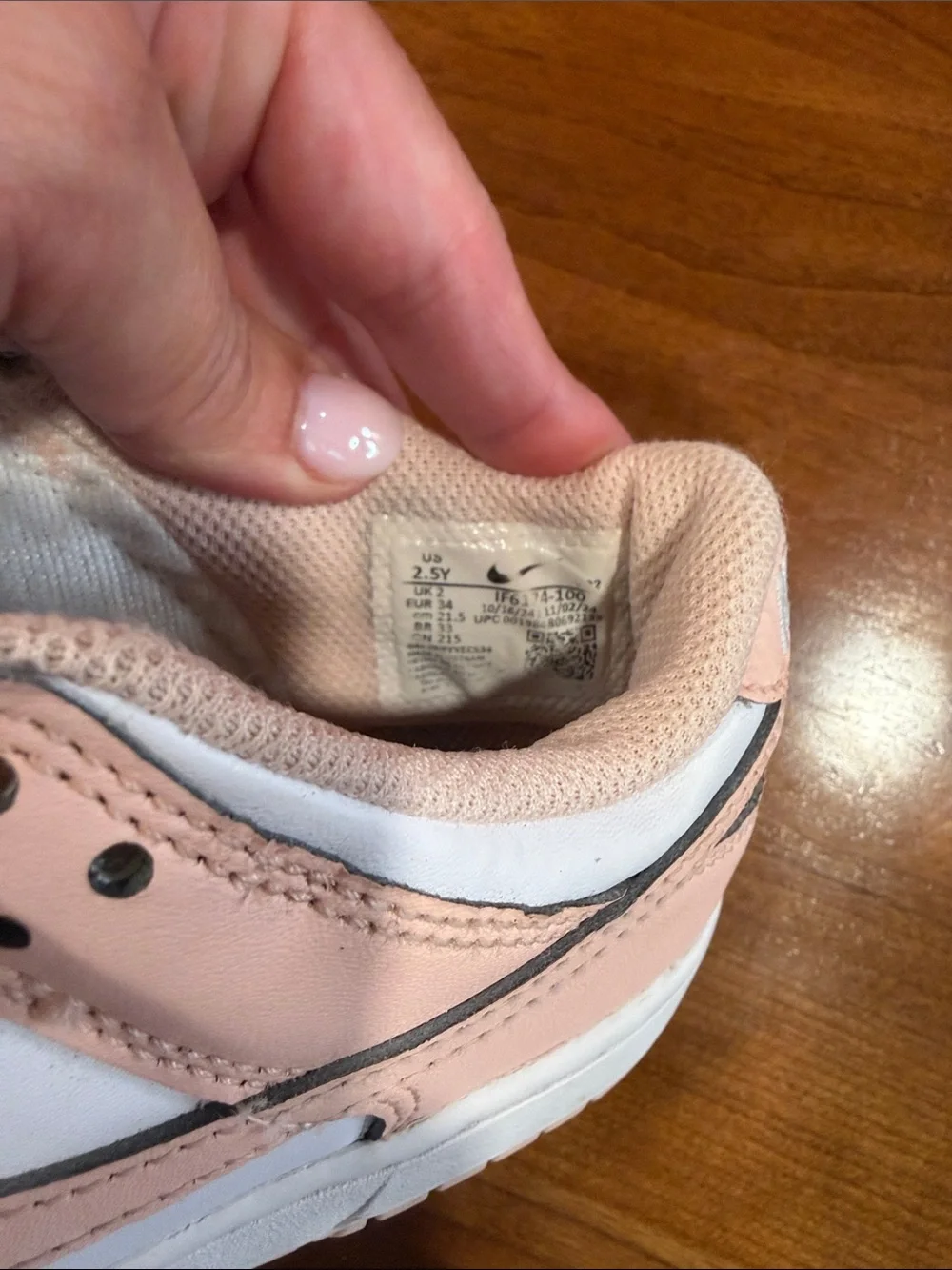 Nike Kids Low-Top Sneakers in Light Pink and White